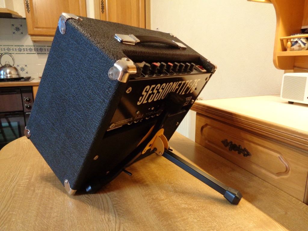 Mini amp tilt stand